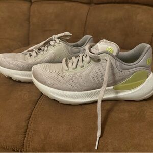 Lululemon women’s beyond feels running shoe